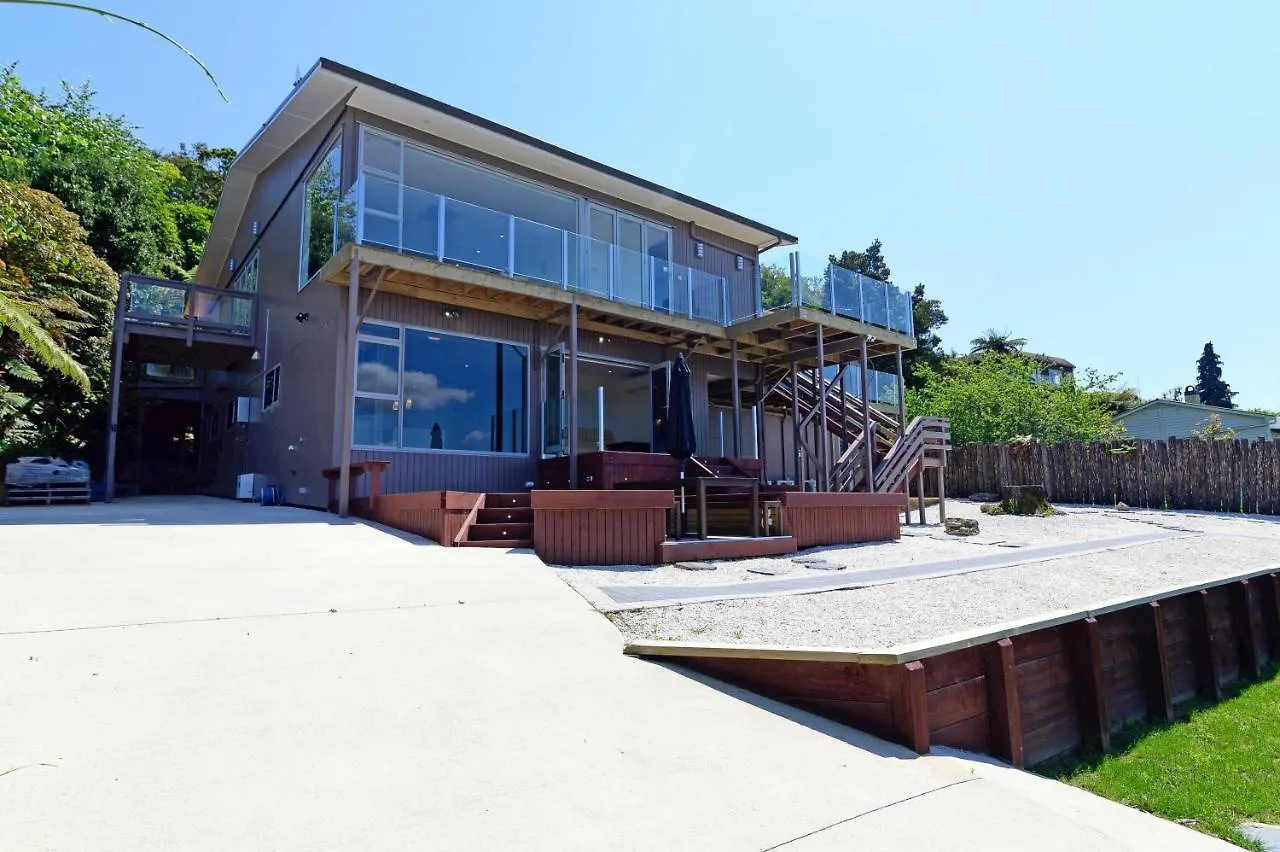 Luxury Lakeside Retreat Villa Rotorua