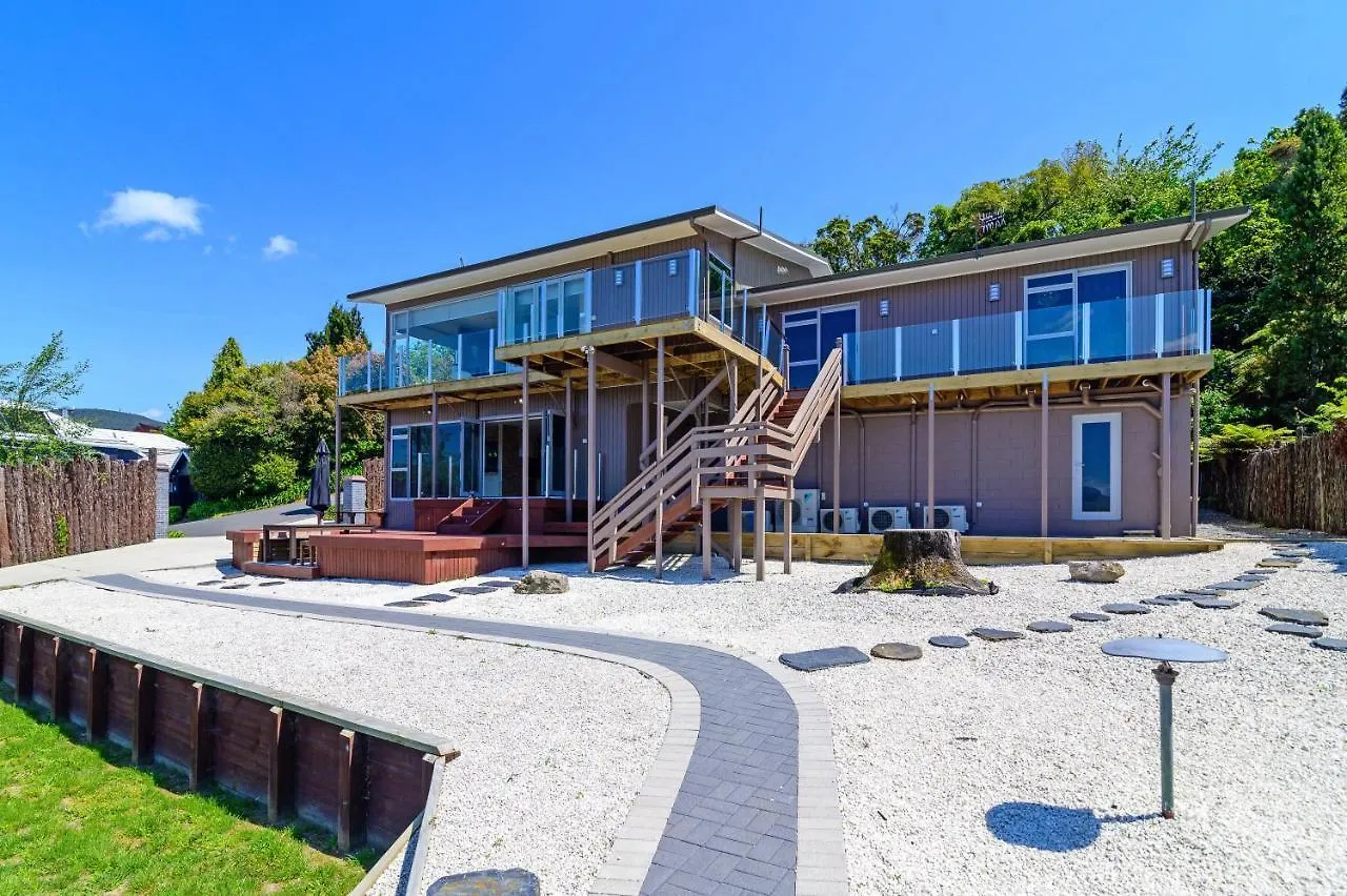 Luxury Lakeside Retreat Villa Rotorua
