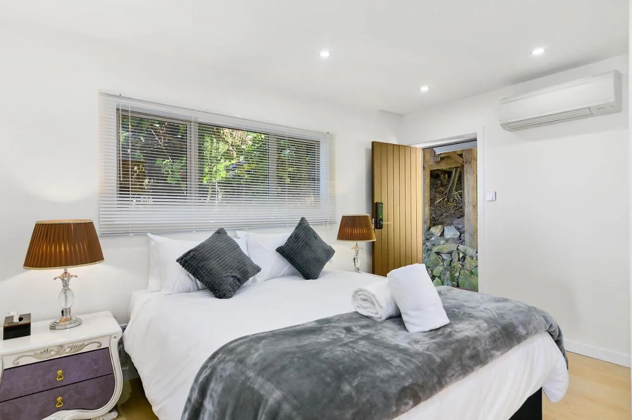 Luxury Lakeside Retreat Villa Rotorua