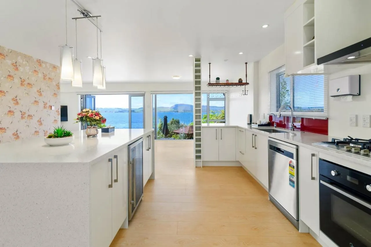 Luxury Lakeside Retreat Villa Rotorua