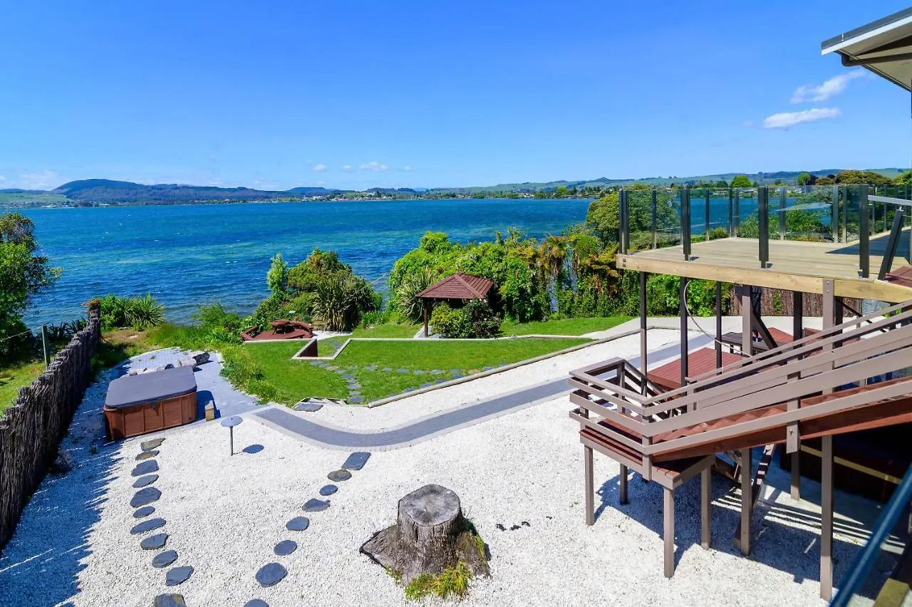Luxury Lakeside Retreat Villa Rotorua